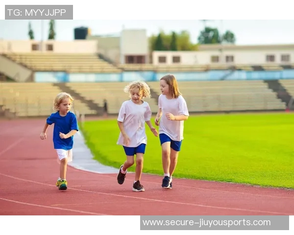 小学生体育课视频展示多样运动项目培养孩子健康成长与团队合作精神